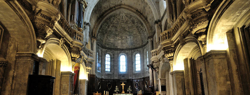 Notre Dame des Doms cathedral Avignon Inside of Notre Dame des Doms cathedral Avignon