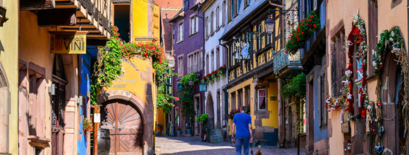 Ruelle dans le villlage de Riquewihr Route des vins de Colmar, Alsace, Visiter l'Alsace, Route des vins d'Alsace, Colmar, Que faire en Alsace